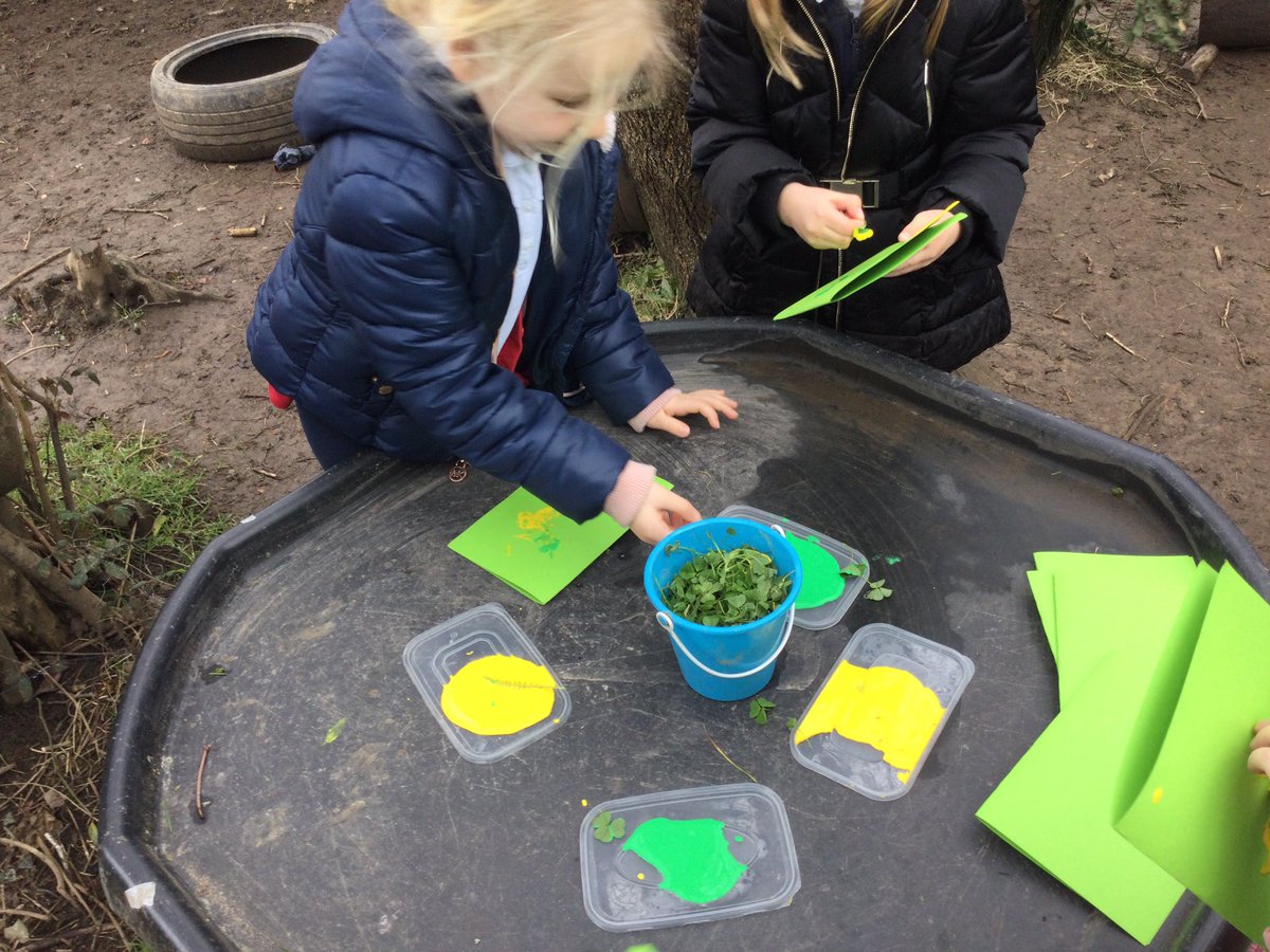 ysgolyddraig's tweet image. #YYDOgwr enjoying forest school #walkinthewild #outsidelearning