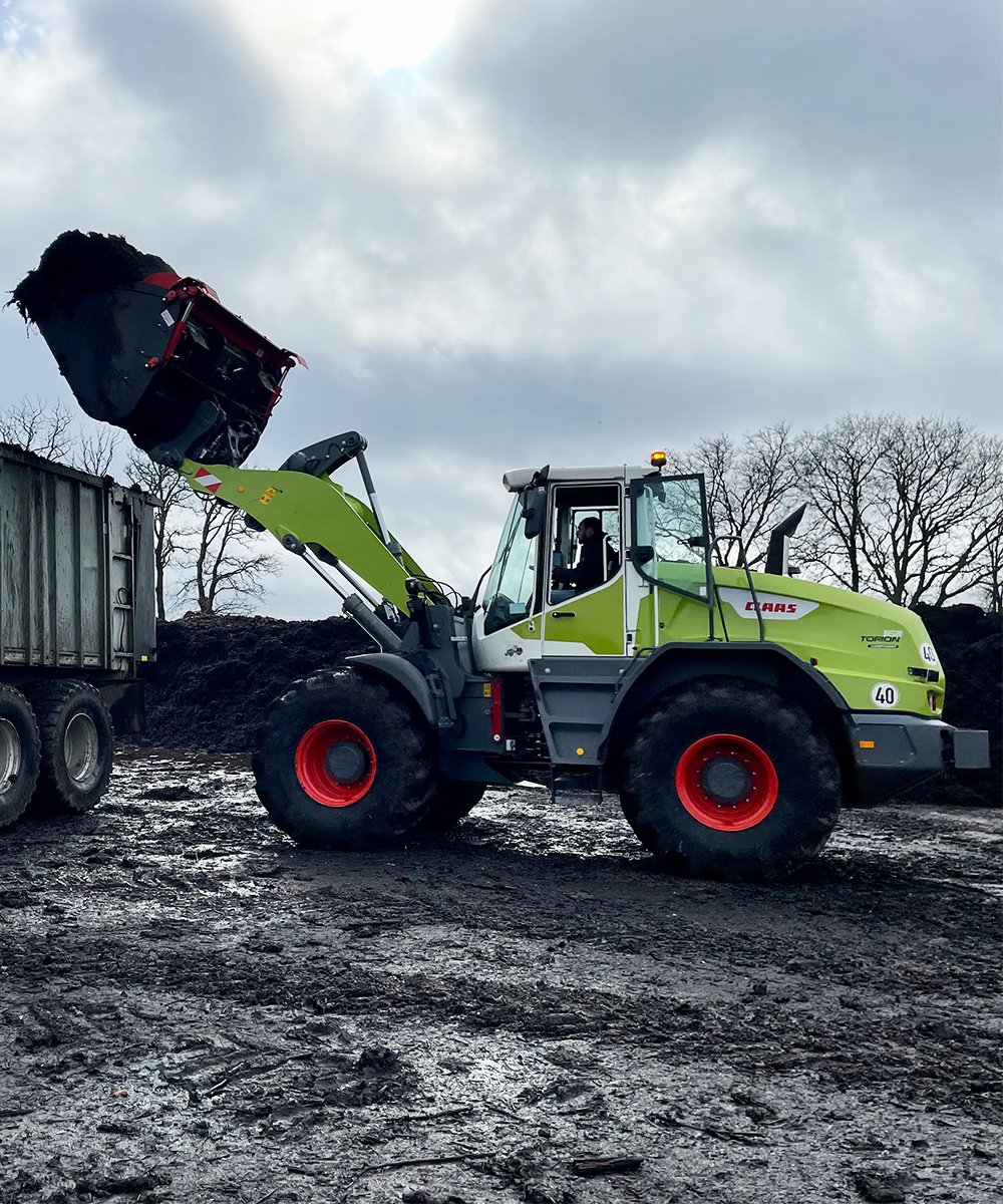 CLAASFrance's tweet photo. Les modèles #TORION constituent une solution d'une grande polyvalence que vous pouvez utiliser de manière flexible dans la cour de votre exploitation, sur votre silo ou dans vos champs !

📸 La preuve en images avec les TORION 1611 et 738T en action.

#CLAAS #GrowingTogether https://t.co/HhIQf4CpzF