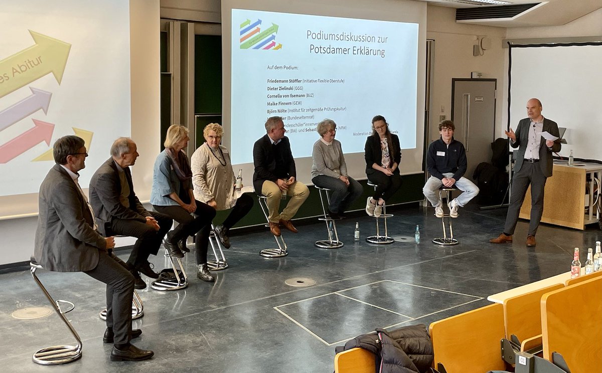 Kritische Fragen und treffende Einordnung vom <a href="/JMWiarda/">Jan-Martin Wiarda</a>, wissenschaftliche Belege durch <a href="/SliwkaAnne/">Anne Sliwka</a> und eine tiefe Diskussion mit <a href="/Noelte030/">Björn Nölte</a> <a href="/F_Stoeffler/">Friedemann Stöffler</a> uvm. Die #Potsdamererklärung ist unterschrieben. So könnte Schule auch in Deutschland funktionieren flexible-oberstufe.de