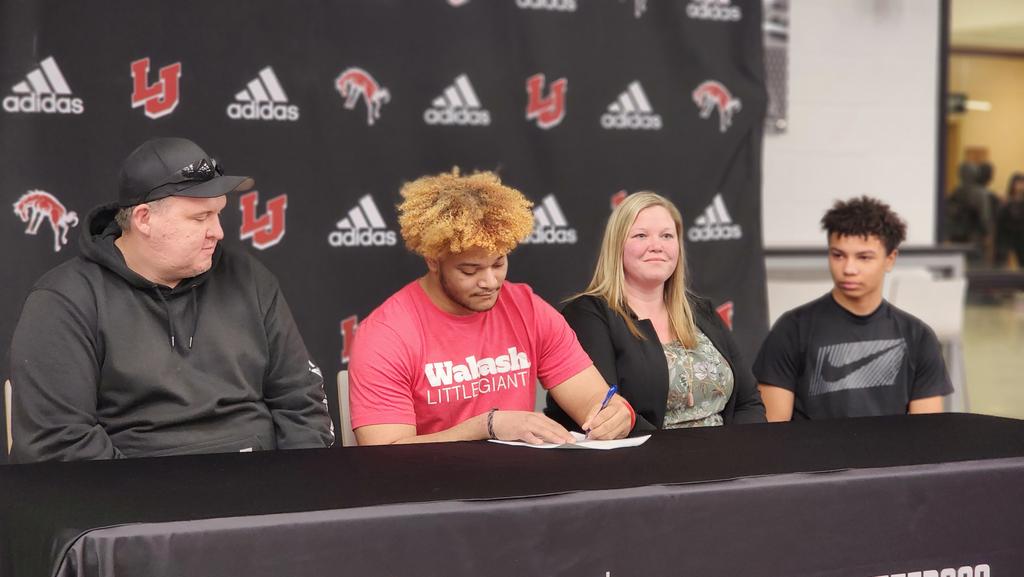 TheCoachHendo's tweet photo. #Dawgs #agnb #lj4l @JordanScowden this young man was the epitome of tough. He dominated his senior year despite being smaller than most of his competition. After every game coaches found me to say how tough he is! I can't wait to watch you next at Wabash! https://t.co/D1iz9oyJ9z