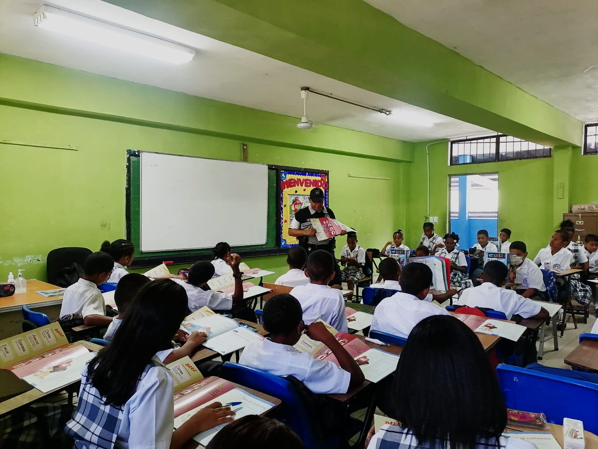 policiadepanama's tweet photo. En Colón, unidades del Servicio Policial de Niñez y Adolescencia, brindan charlas a estudiantes del C.E.B.G. Manuel Urbano Ayarza, sobre el #ProgramaDare, que los prepara para decir "No a las Drogas". #UnidosLoHacemos https://t.co/WAvUEyDGAy