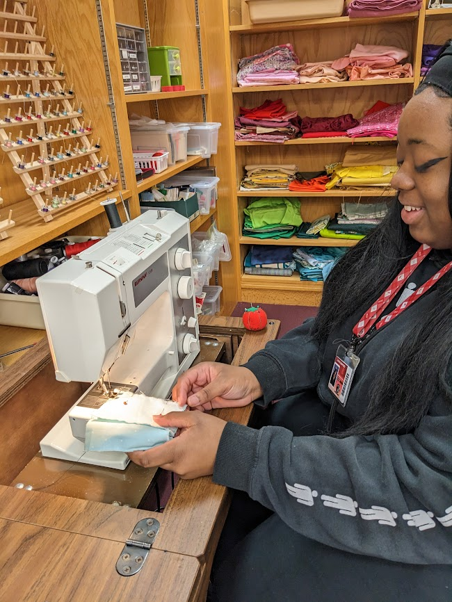 TheKHSLibrary's tweet photo. Hitting the ground #SEWING in the Kempner #Makerspace #KreationLab! This crafty lady is learning to sew! #SewCool #CraftCorner #Greatdaytobeacougar #WeAreKHS #GoCougs #morethanbooks #librarycommunity @FBISD_Libraries @KHS_Cougars https://t.co/bI4a0f5uLy