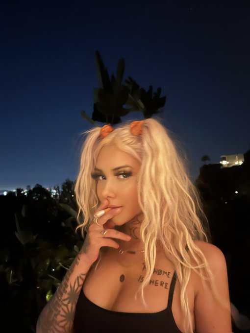 1 pic. debatin …. should i have my hair done like this again or keep ?? https://t.co/4lBZMjaIsy