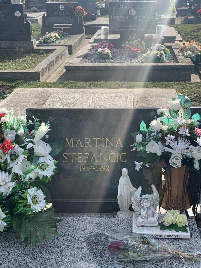 RadmanMarina's tweet photo. NE kažnjeno😰
MARTINA ŠTEFANČIĆ JE TADA IMALA samo 4 godine. 20/21.Ožujka'92.(u tada okupiranom Borovo selu) "ugroženi"srbi komšije,ušli su u kuću obitelji Štefančić te su iz vatrenog oružja usmrtili dijete Martinu Štefančić(4 god.), baku Bernardicu(54 god) te teško ranili Željka https://t.co/H8jhpxUgZp