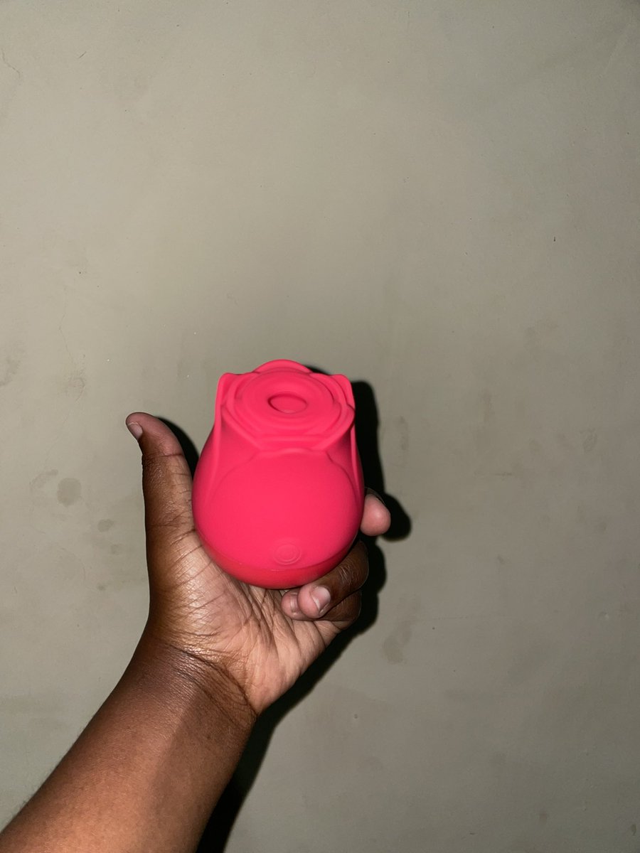 This rose vibrator toy for women is a great G-sport vibrator clitoral stimulator for sexual pleasure . Tikuti kamapeleka head yodabwitsa 😂😂 Readily available in lilongwe area49 K40000 0995446262 #multipleorgasms #adultlife