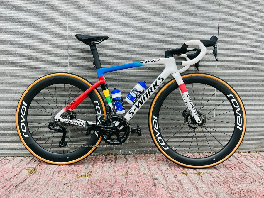 📷 Remco Evenepoel showt nieuwe aanwinst vol trots | Wielerkrant.be