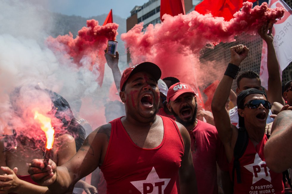 Pesquisa: 57% dos evangélicos acreditam que o Brasil pode virar um país comunista dlvr.it/SlC1xZ