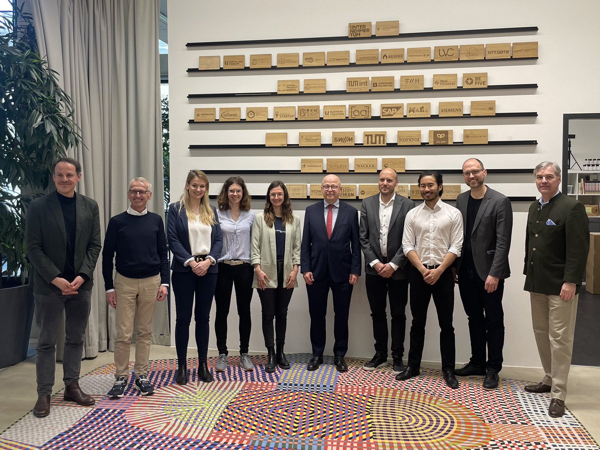 „Den größten Push innovativer Ideen schaffen wir in München durch die Vernetzung kluger Menschen“
🙏 für den Besuch PStS <a href="/EUTheurer/">Michael Theurer</a> @bmdv im Munich Urban Colab &amp; klugen Fragen an die Mobilitätsgestalter*innen von morgen.  <a href="/utum_muc/">bob</a> <a href="/TU_Muenchen/">TU München</a> <a href="/plan4better/">Plan4Better</a> <a href="/TUM_Hyperloop/">TUM Hyperloop</a> #Dromos