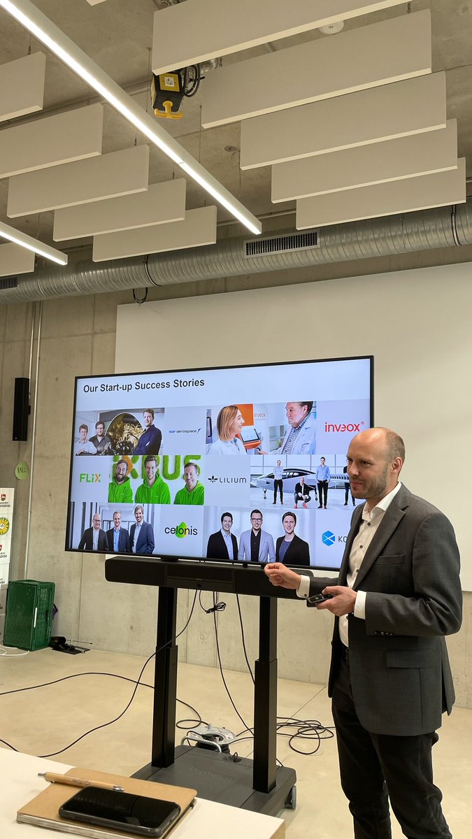 MCubeMUC's tweet photo. „Den größten Push innovativer Ideen schaffen wir in München durch die Vernetzung kluger Menschen“
🙏 für den Besuch PStS @EUTheurer @bmdv im Munich Urban Colab & klugen Fragen an die Mobilitätsgestalter*innen von morgen. @utum_muc @TU_Muenchen @plan4better @TUM_Hyperloop #Dromos https://t.co/1MYtRnRbsp