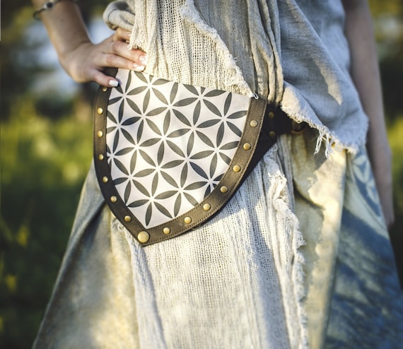 ChintamaniAlch1's tweet image. Hip Bag Pack for Women &amp;amp; Men  Vegan Pocket etsy.me/3lKfF57 #hipbag #festivalbeltbag #waistbag #hipbeltbag #burningmanwaist @etsymktgtool