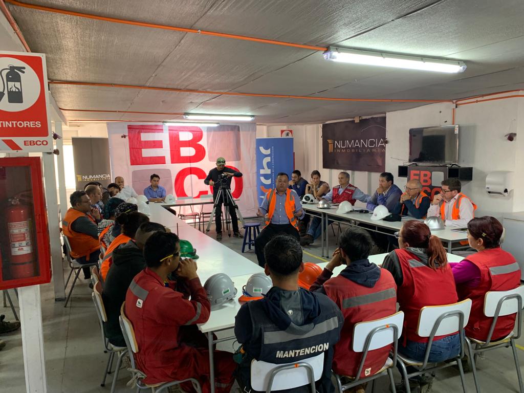 CChCValparaiso's tweet photo. Como @CChCValparaiso valoramos y admiramos el aporte que cada uno de los trabajadores y trabajadoras de la construcción, realiza a diario para construir un mejor país para todos y todas. Por eso en su Día quisimos reconocerlos. ¡Muchas gracias!👏 @CChC_Chile
#SentemonosAConversar https://t.co/XOy1lIDrky