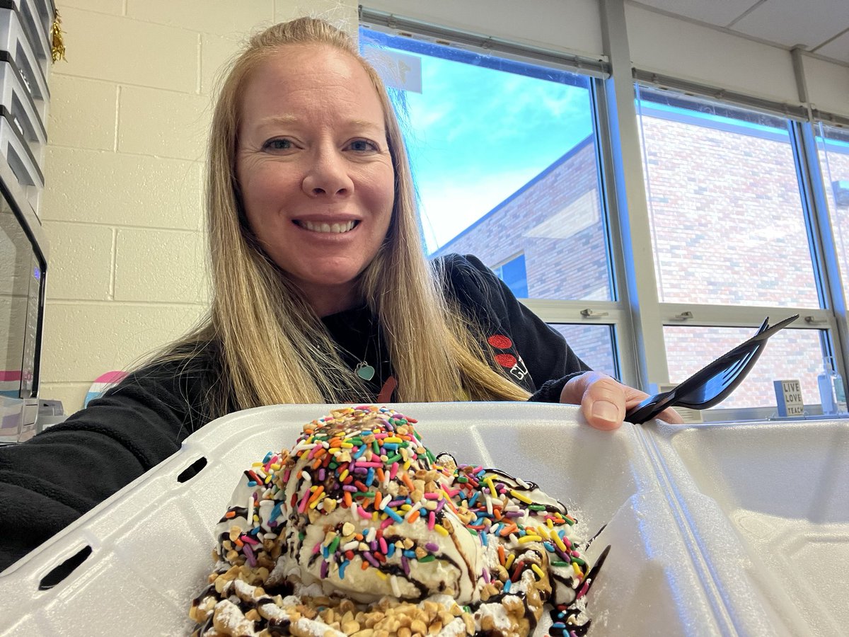 MachacekMrs's tweet photo. Thank you to the NPD117 Board of Education for having @1funnelcakeman serve the staff at @GlenOaksNPD117 delicious dessert!!  It was AMAZING!! https://t.co/yuqRcrpusx