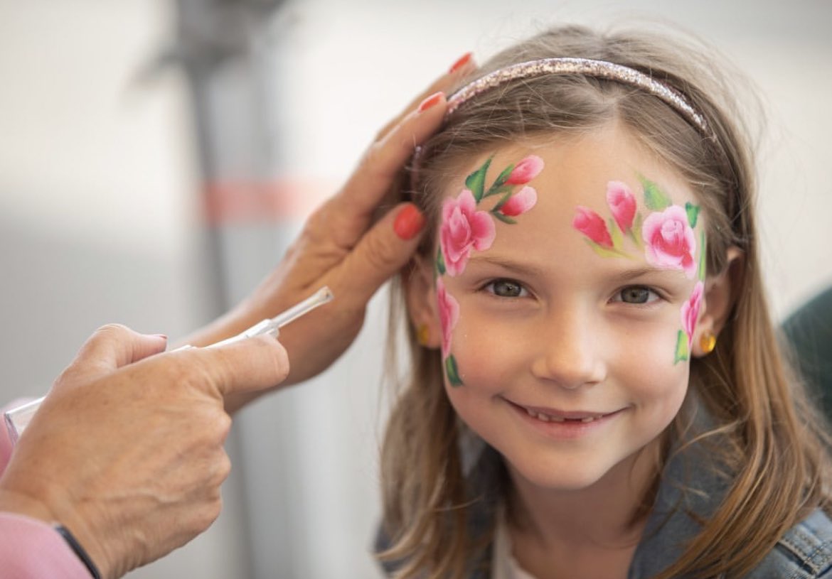 The #FlatisBack this Sunday at Naas🐎 Bring the whole family racing as kids go FREE & we have plenty of activities to keep them busy including our on-site crèche, face painting, magic show & playground! 🌈 🎨 🎟️ Book your ticket 👉🏼naasracecourse.com @NaasBall