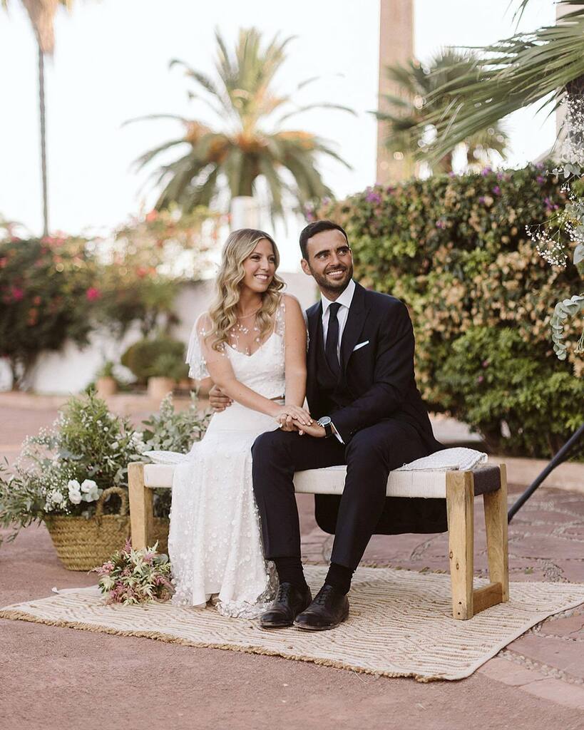 Paula &amp; Alberto se conocieron en la universidad. Uno de los primeros días de clase se sentaron juntos y, entre que uno no tenía los apuntes y el otro no tenía subrayadores… tuvieron que trabajar en equipo. 😉♥️

#NoviosMeraki P&amp;A
Foto <a href="/juanortegafoto/">Juan Ortega Foto</a> … instagr.am/p/CqBWHWptl9W/
