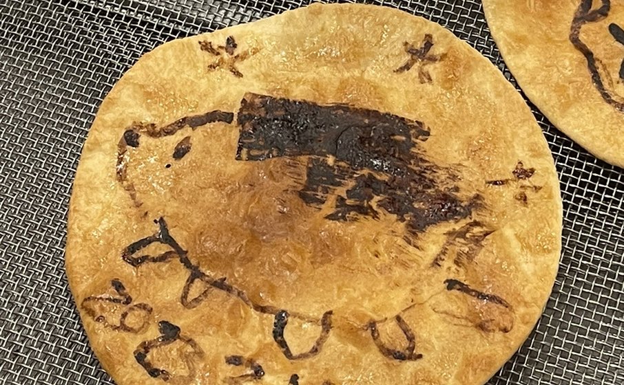 先日食べたカップケーキ可愛い❤️
せんべいを焼く体験で、しめじ氏を描くチャレンジもしました。楽しかったです。