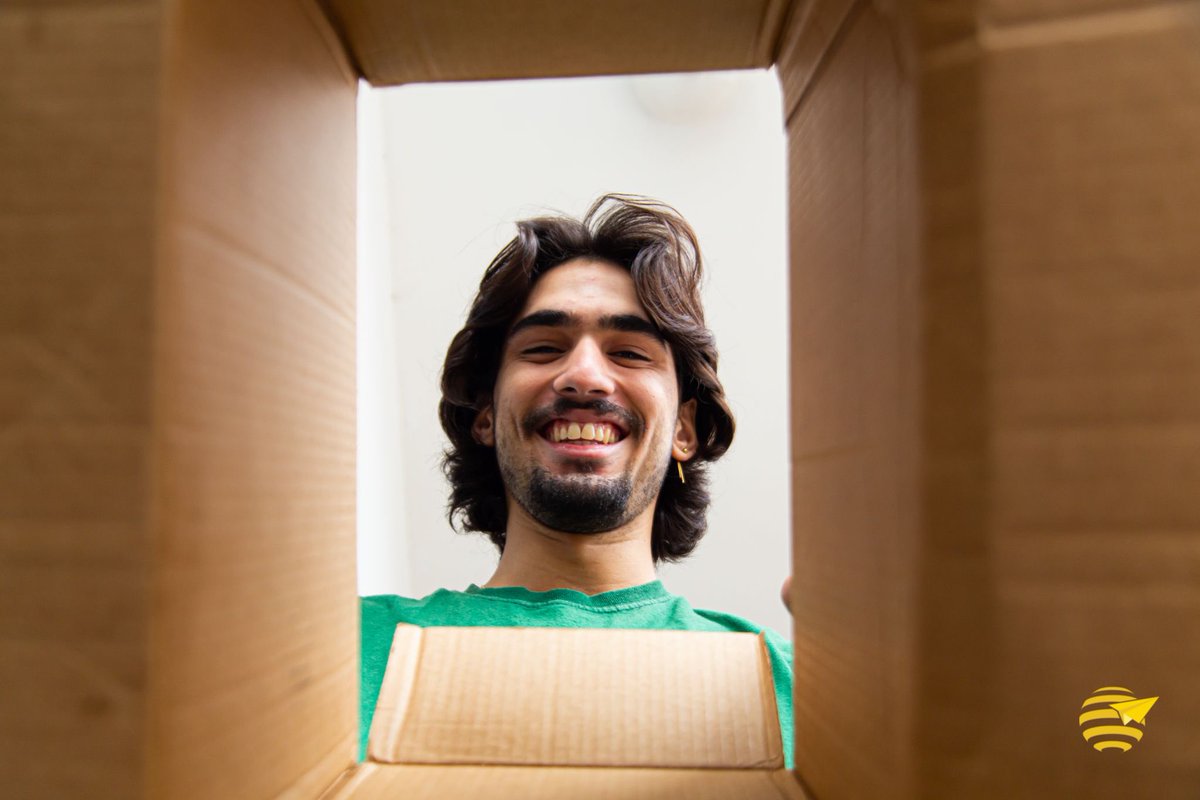 FixoCargo's tweet photo. ¡Más que entregar paquetes, entregamos sonrisas!😆💙 Regala sonrisas junto a nosotros en este Día de la Felicidad y pide eso que tanto deseas para ti o alguien más☺️📦.
¡Sonríe😊, feliz día #FixoFamilia! ✨
#FixoCargo #DelMundoATusManos #TuCourierFavorito #DíadelaFelicidad https://t.co/ULlVjrT53p