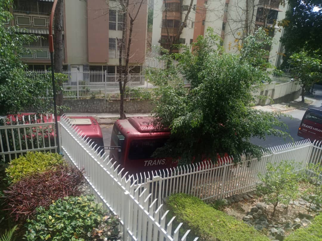 UrbinaAlta's tweet photo. Nuevamente unidades @STransmiranda en fila para combustible en calle 13 Sur #LaUrbina violando normas y afectando vecinos. Agradecemos autoridades tomar acciones @PolisucreOficia @EquipoSucre @lAlcaldiasucre @MirandaGob @Radio_Comunidad @RCamachoVzla @CronicaUno https://t.co/WuwDeLl2ov