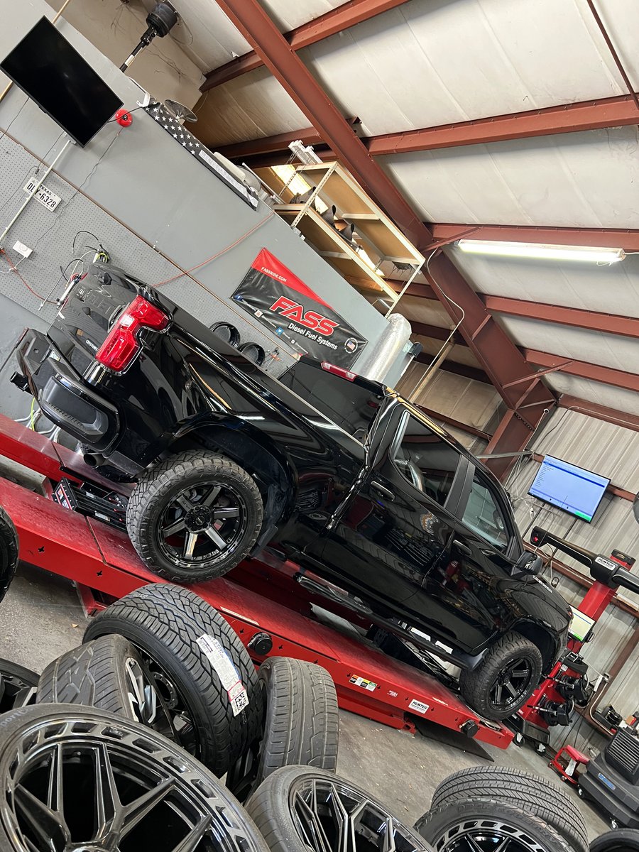 4PlayWheels's tweet photo. This setup:
4P63
22x10
33x12.5x22 @nittotire
2" leveling kit 

Huge thanks to @dlmperformance for the install! If you're in central FL and need some 4P's installed these are your guys. 

#4playwheels #liftedtrucks #chevytrucks #silverado #chevroletsilverado #silverado1500 #4p63 https://t.co/eUsbnbFq6f