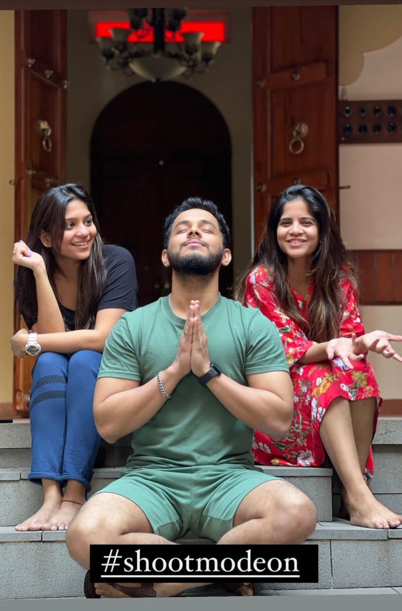 Akshay__Kelkar's tweet photo. And the shoot starts...

 #DonCutting3 #shortfilm #philambazzfilmcompany #akshaykelkar #samruddhikelkar #AmrutaDeshmukh #talkerwadi #buddy https://t.co/89Mjckpx4l