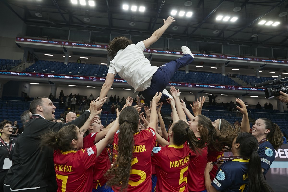 🥇 Clàudia Pons fa història amb el tercer Europeu consecutiu

🏆 La @SEFutbolFem va guanyar la final per 1⃣ a 5⃣ davant Ucraïna

👏🏼 Enhorabona ❗️

🔗 Més a fcf.cat/noticia/claudi…

#RFEF #FutsalEspaña #WEUROFutsal