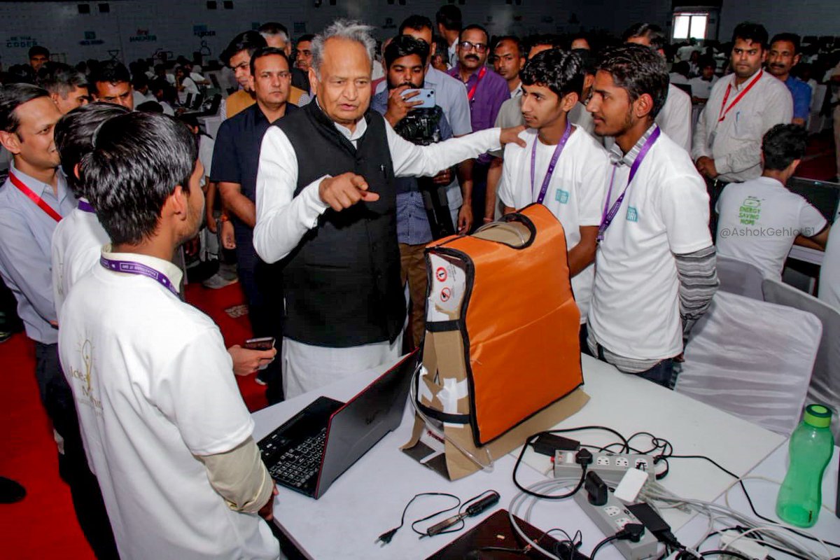 ashokgehlot51's tweet photo. पहले दिन 3600 रोजगार
युवा समर्पित प्रदेश सरकार

यह बहुत ही खुशी की बात है कि आईटी दिवस के उपलक्ष्य में आयोजित जॉब फेयर के पहले ही दिन 3600 युवाओं के रोजगार का सपना भी पूरा हुआ एवं कई प्रतिभाशाली युवाओं को 33 लाख और 30 लाख जैसे आकर्षक पैकेज भी मिले हैं। 
1/2 https://t.co/uJDF4tgg9u