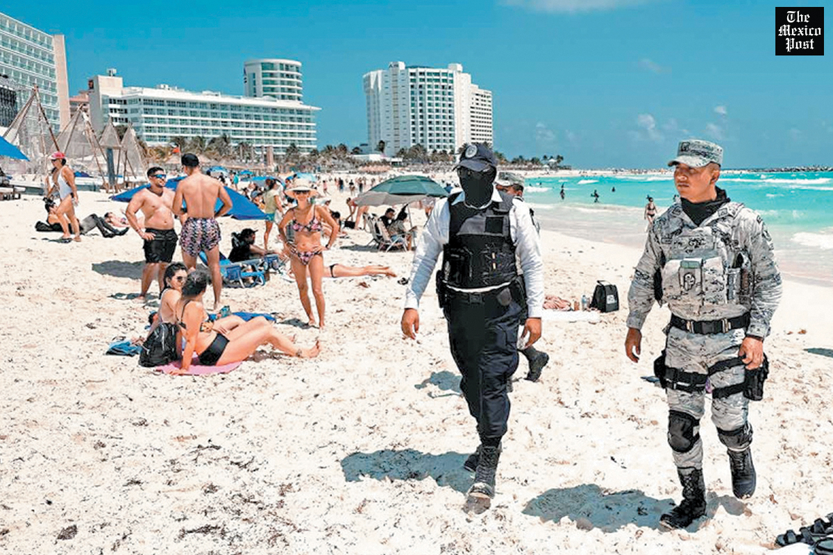 MexicoPost's tweet image. Pese a #alarmas emitidas, #SpringBreakers abarrotan #playas de #Cancún | themexicopost.mx/?p=6891