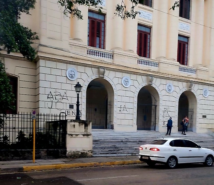 MagJorgeCastro's tweet image. ⚠️⚠️Así amanece la Facultad de Física de la Universidad de la Habana... mensaje claro!
Foto. @BuenoCubanito
#AbajoLaDictadura