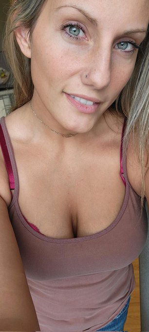 Hey, everyone. hope you're having a good day 😊 https://t.co/MIy0QPCjDw https://t.co/agH85QUWy8