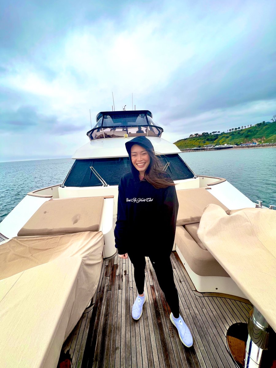 CryptoGirlTee's tweet photo. Bored Ape Yacht Club https://t.co/E37mHjDKlO