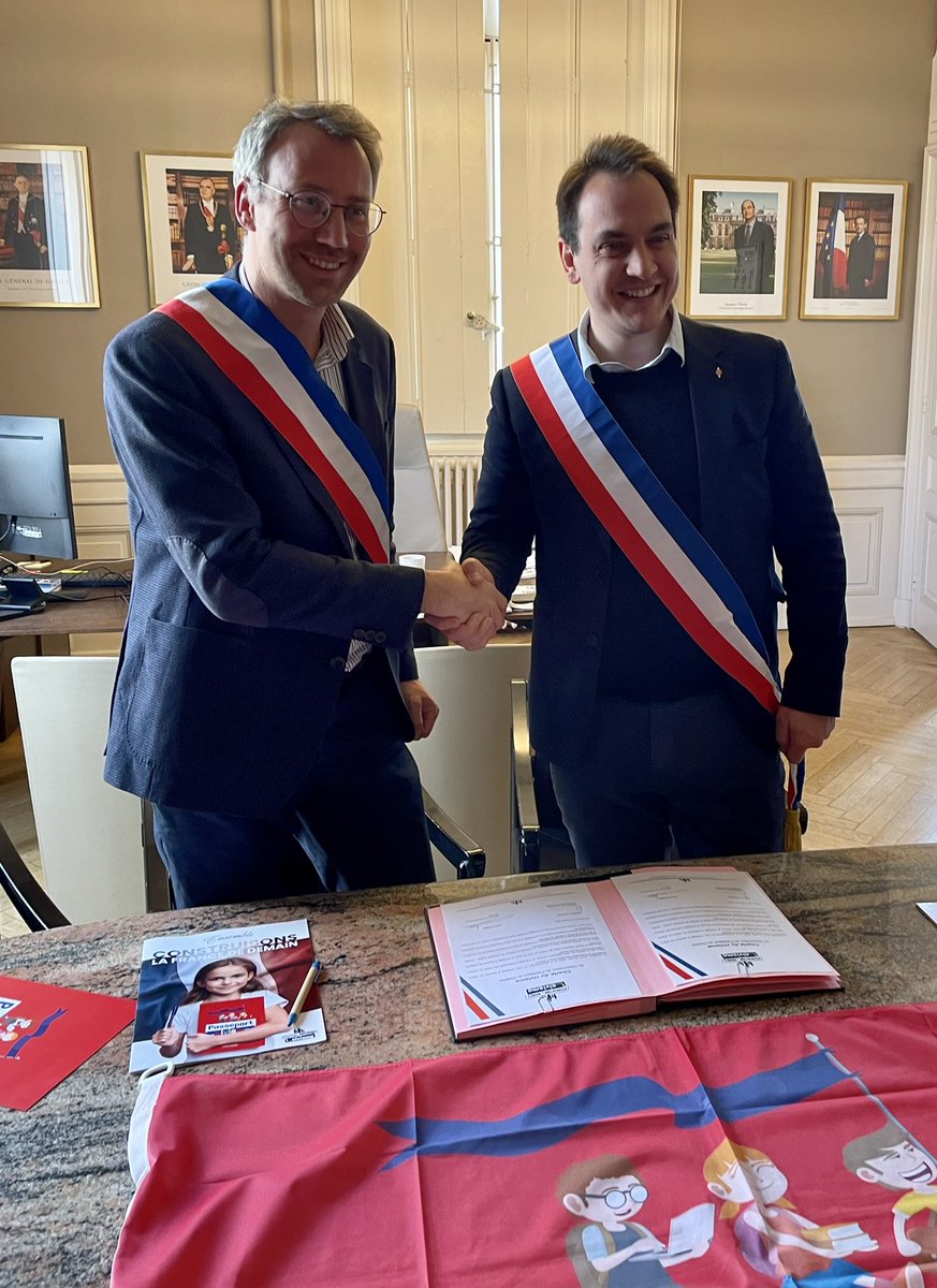 Pierre OLIVER (@poliver69) on Twitter photo Signature de la Charte du Civisme en présence de <a href="/MaxencedeRugy/">Maxence de Rugy</a>, Président de l'Association du Passeport du Civisme et de Pauline Grosjean, mon adjointe. Nous poursuivons notre action d'accompagnement auprès des enfants dans l'apprentissage de l'éducation civique. #lyon2 Signature de la Charte du Civisme en présence de <a href="/MaxencedeRugy/">Maxence de Rugy</a>, Président de l'Association du Passeport du Civisme et de Pauline Grosjean, mon adjointe. Nous poursuivons notre action d'accompagnement auprès des enfants dans l'apprentissage de l'éducation civique. #lyon2