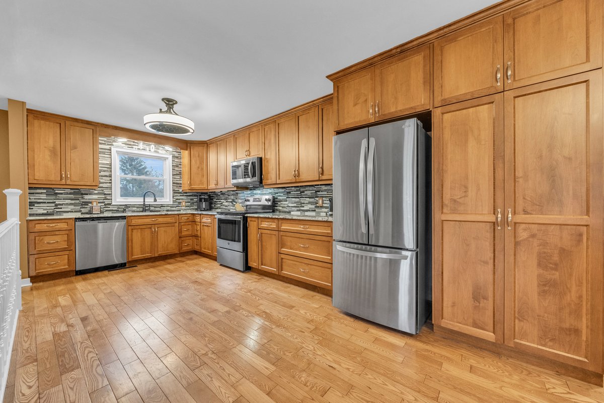 SRFRealtyGroup's tweet photo. New Listing!
1575 Lakeshore Road, Norfolk County
$999,999
3 Bed | 1 Bath | 2,103 sq ft 

This large bungalow sits just across the road from the lake just East of Clear Creek along Lakeshore Road. 

https://t.co/AyPXmaQw1B https://t.co/Zlo5u2yTY9