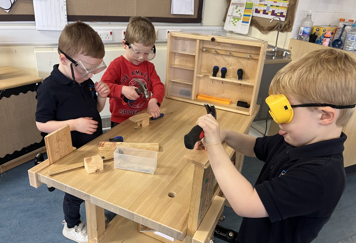 NurserySimpson's tweet photo. We have had a very exciting delivery this week of our new woodwork bench. The children have already been making some fantastic models and talking about how we can use this area safely #SafeSally #woodwork https://t.co/loJeDprp45