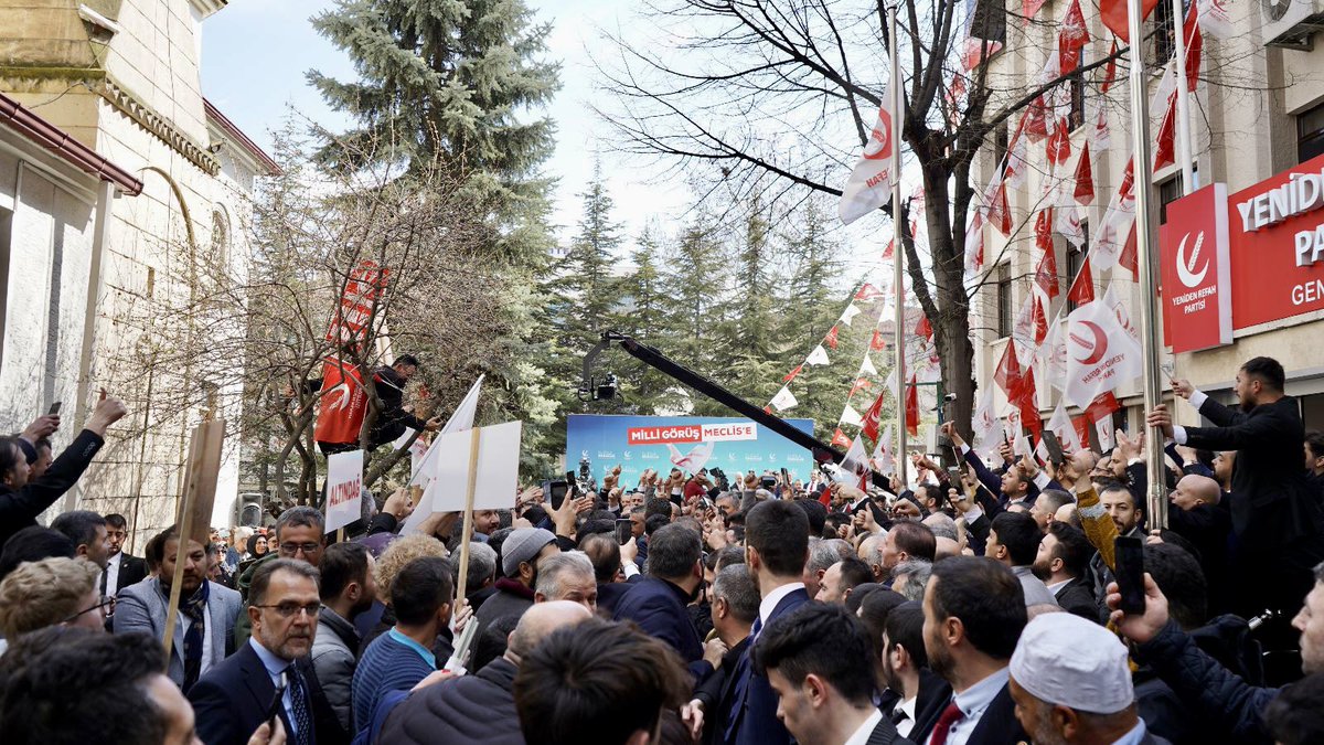14 Mayıs’ta yapılacak milletvekili seçimlerine tüm seçim bölgelerinde, herhangi bir ittifaka dahil olmadan, müstakil olarak girme kararımızı ve Cumhurbaşkanlığı seçimleri için de Cumhurbaşkanı adaylığımızı ilan ettik. Ülkemize ve tüm insanlığa hayırlar getirmesini diliyoruz.