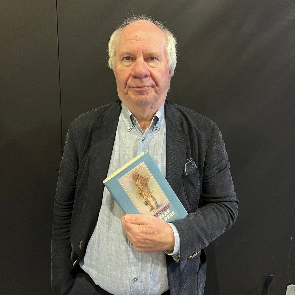 falcaoklein's tweet photo. 1) Muito bom o livro de Jan Brokken, um escritor que não conhecia, “O esplendor de São Petersburgo”: flâneur pela cidade, narra uma viagem que acontece em 2015 mas na qual ele retoma continuamente uma viagem anterior, ao mesmo lugar, feita em 1975 (seguido por uma guia da KGB) https://t.co/SeAVQRBfmO