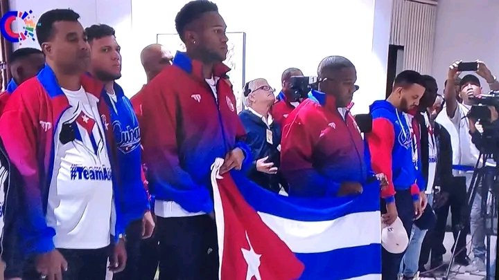 Amaury95516296's tweet photo. Llegan a la patria 🇨🇺 los integrantes del #TeamAsere equipo que nos devuelve la pasión por la pelota.
@Amaury95516296 
@Agramontinof 
#JuntarYVencer https://t.co/Eu5uhHhOf2