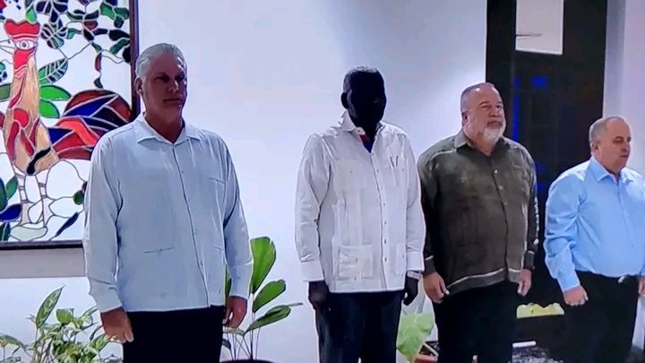 Amaury95516296's tweet photo. Llegan a la patria 🇨🇺 los integrantes del #TeamAsere equipo que nos devuelve la pasión por la pelota.
@Amaury95516296 
@Agramontinof 
#JuntarYVencer https://t.co/Eu5uhHhOf2