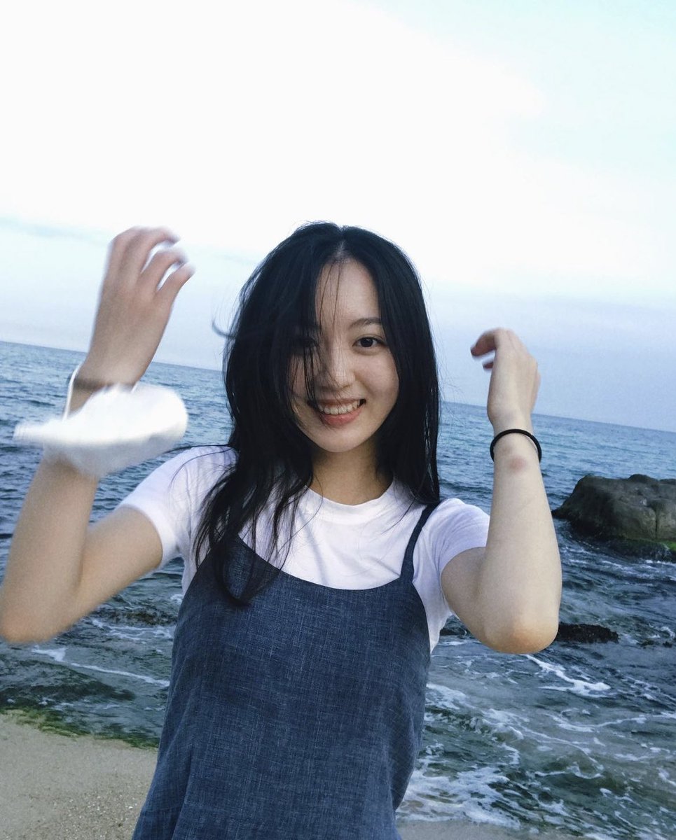 LamiAnnyeong's tweet photo. #Lami IG Post updated🎬
น้องซองยอน(น้องสาวของลามิ)มาคอมเม้นด้วยค่ะ^^

ซองยอน: ว้าวใครคลอดพี่สาวสุดสวยเช่นนี้ออกมานะ?
ลามิ: แม่ของชั้นไงล่ะ (ชาเล้นNewJeans)
ซองยอน: ผิดและ แม่ของชั้นต่างหาก?
ลามิ: ซองยอนอา~แม่เธอก็แม่ชั้นไง

💘😂💘 https://t.co/taP2oWSBSj