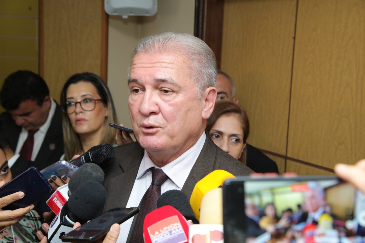 Francis970AM's tweet photo. El Fiscal General, Emiliano Rolón Fernández, deslindó responsabilidad con el comisionamiento de su hijo en la Itaipu. Dijo que es un profesional de larga data en el Ministerio Público, y de su comisionamiento debe ser consultado el afectado  @Universo970py https://t.co/5kjIkG7MXb
