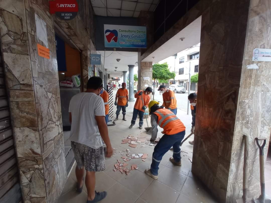 Aguapasaje's tweet photo. #AguapasEP🚧👷 Durante el fin de semana en jornada intensiva nuestro personal operativo de las jefaturas de aseo,agua y alcantarillado realizaron trabajos de limpieza y recolección de escombros en diferentes sectores de la ciudad
#ContamosContigoCuentaConNosotros #CesarAlcalde https://t.co/kR2SIpNlDT