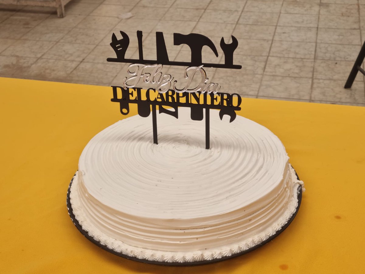 gurrolacarp's tweet photo. Carpinteria Gurrola festejando a su equipo de trabajo, felicidades Carpinteros.

Gracias por su entrega y dedicación!!! https://t.co/pvwPQLMDpN