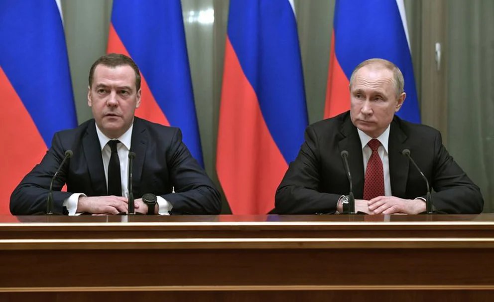 _NOALCOMUNISMO's tweet photo. QUÉ ESTÚPIDO Y ARRASTRADO ERES DMITRI MEDVEDEV . . . IDÉNTICO A TU JEFE EL KGB
El ex presidente ruso Dmitri Medvedev amenazó con lanzar un misil hipersónico contra el Tribunal de La Haya: “Miren atentamente el cielo”
Tras la orden de detención emitida contra Vladimir Putin, su actual asesor de seguridad dio detalles de cómo Rusia podría atacar a la sede judicial. El jefe del Kremlin está acusado de un crimen de guerra por la deportación ilegal de niños ucranianos