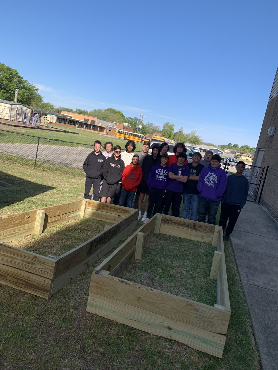 CoachBrianCates's tweet photo. Port Neches Middle School Shop class,built planter boxes  for Mr Segura’s  class.#pngproud #Pnms https://t.co/R73RebRaKi
