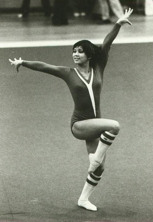 Ogni storia di sport è una storia di grandi rivalità, come quella che coinvolge Nelli Kim e Nadia Comaneci.

'10 perfetto: storia di Nadia Comaneci' si ascolta qui cutt.ly/I373UyF.

Gli Elefanti: memorie sportive e non solo.