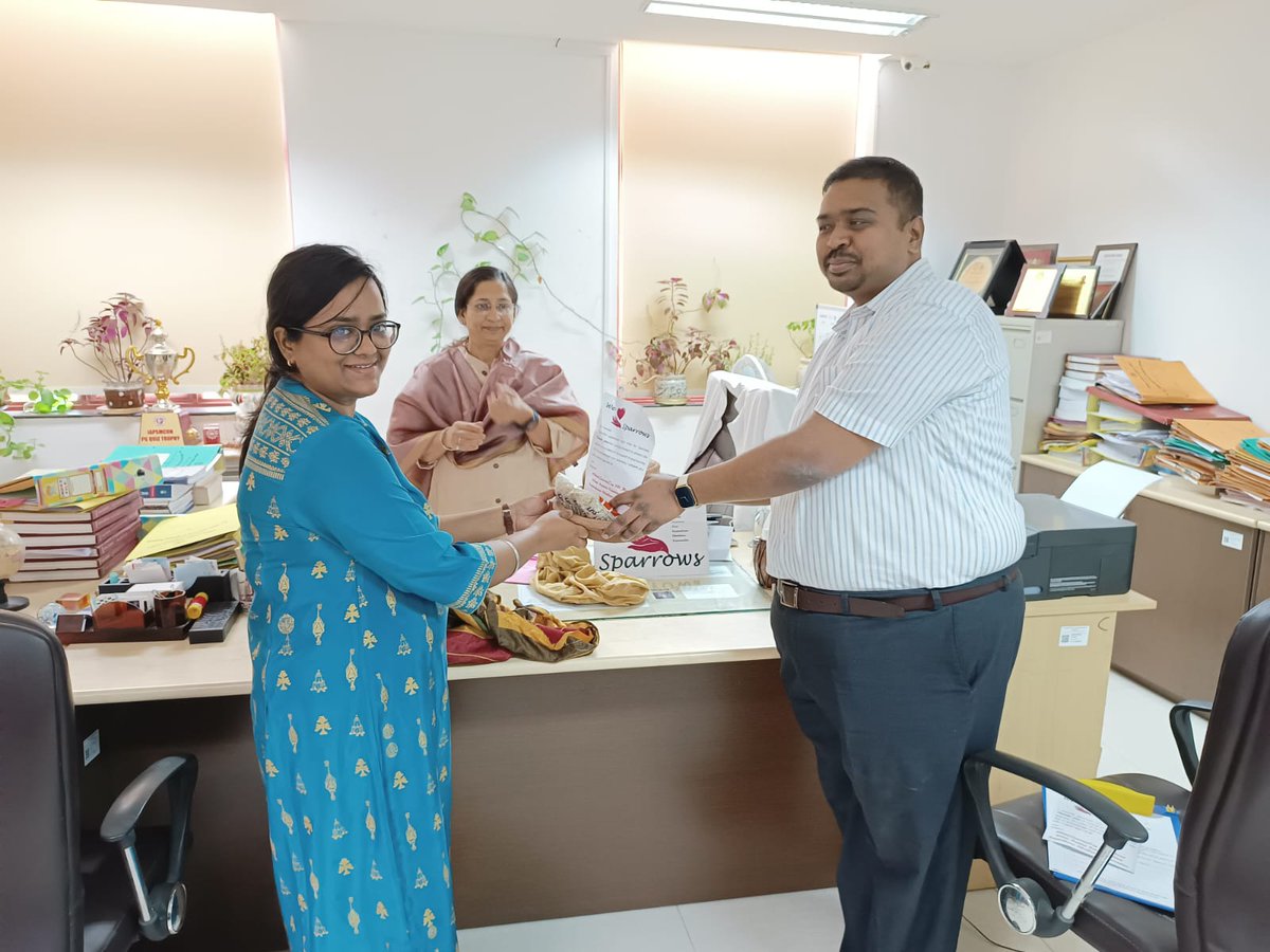 Happy initiating younger cohort of @Cmfmaiimsjdh residents into #sparrowlove; gifted them sparrow starter kit with nest, water bath, Bajra Dalia to jumpstart their  “I Love Sparrows” action
@raghavpankaja3 @aiims_jodhpur

#worldsparrowday #loveforsparrows
#naturelover #empathy