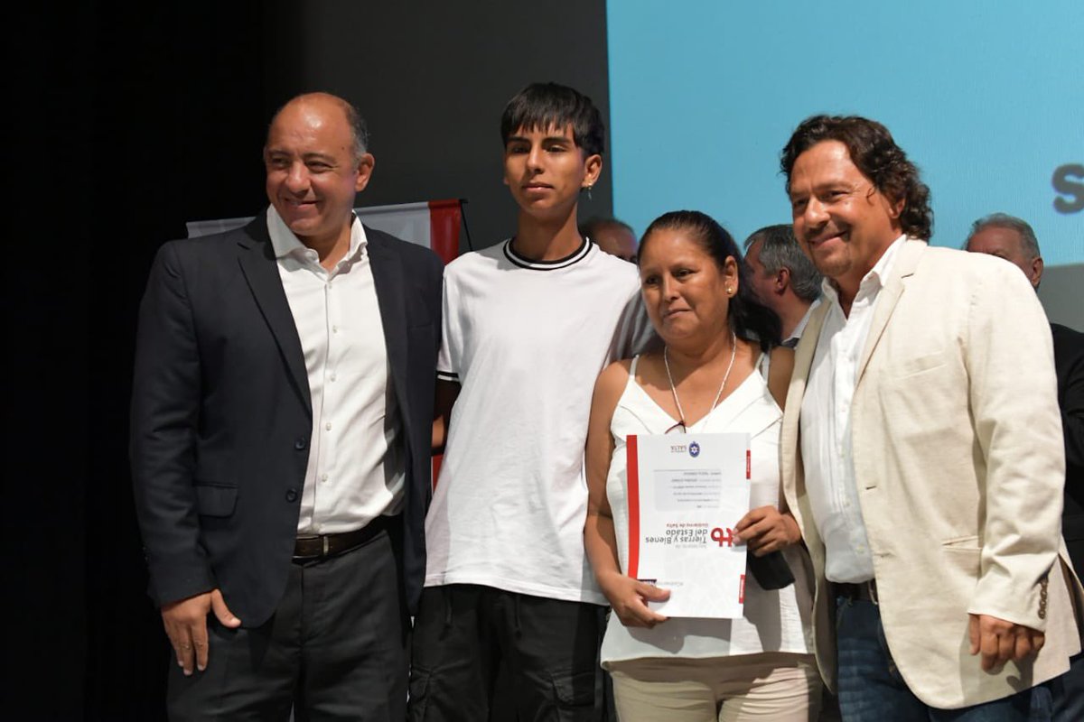 GustavoSaenzOK's tweet photo. También, firmamos un convenio entre @UPATecO y @muniguemes, para el dictado de diferentes capacitaciones en la localidad y entregamos 45 escrituras a los vecinos de los barrios Santa Teresita, 1° de Mayo y Mataderos, correspondientes a la regularización dominial de sus terrenos. https://t.co/JIDlo84rRs