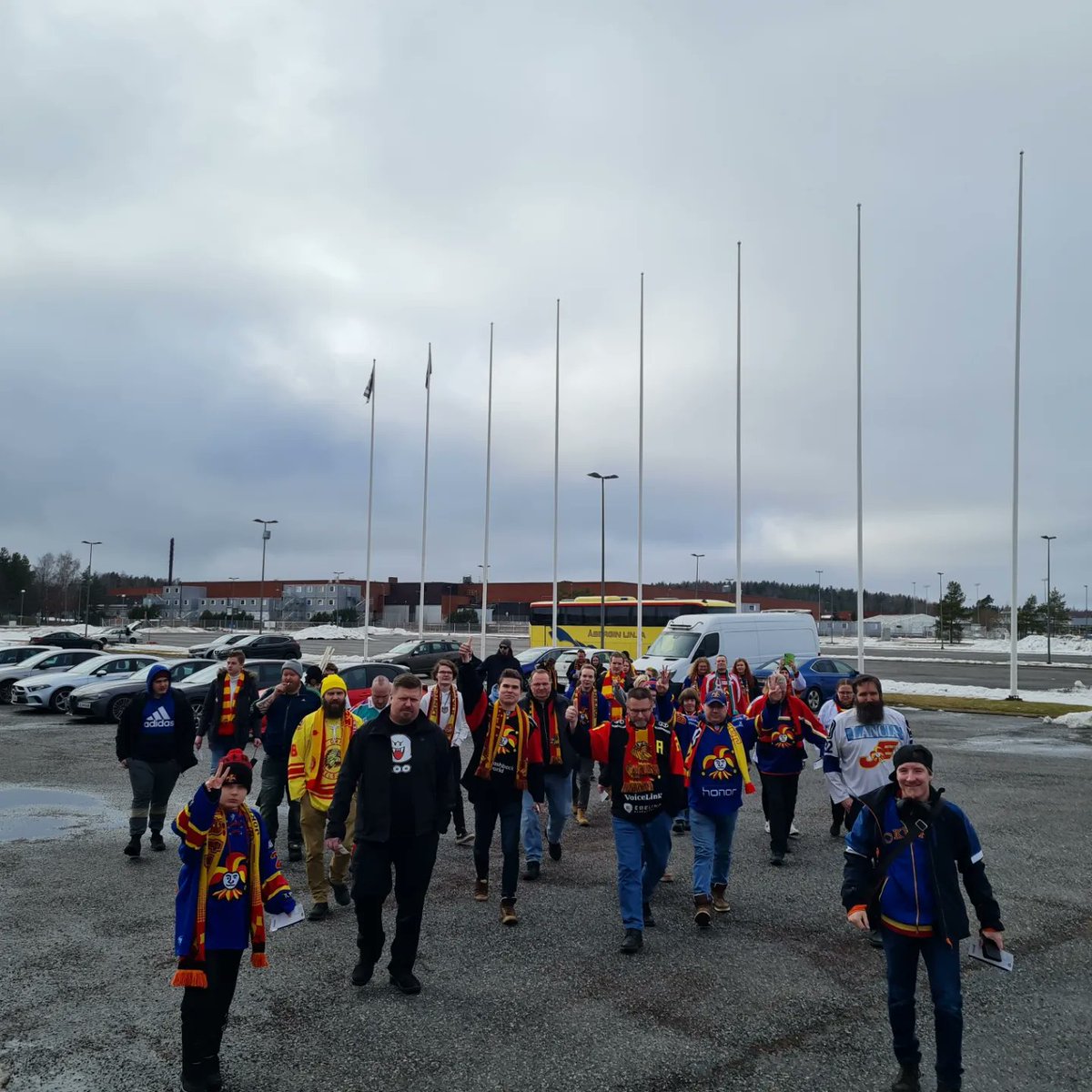 Etelapaaty's tweet photo. Eilen hoidettiin sarja tasoihin ja huomenna mennÀÀn ohi! Pirkkolassa nÀhdÀÀn.
#Jokerit #EtelÀpÀÀty #EPonTour https://t.co/SqbxTYccSj