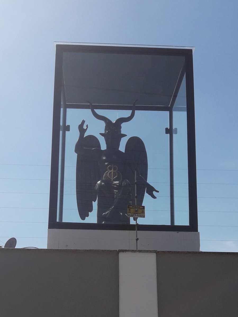 choquei's tweet photo. 🚨VEJA: Internauta mostra estátua de vizinho novo e post viraliza na web: “Chegou causando”. https://t.co/2dZ8yxMIxE