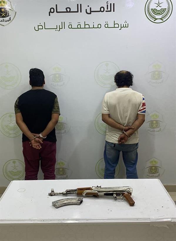 AJELNEWS24's tweet photo. شرطة منطقة الرياض :

القبض على وافدة بتأشيرة زيارة من الجنسية الكينية ومواطنين اثنين، لسلبهم مركبة تحت تهديد سـلاح ناري .. وضبط بحوزة المتهمين مركبة أخرى تبين من إجراءات الاستدلال أنها مسروقة، و34 قرصًا خاضعًا لتنظيم التداول الطبي و18 قرصًا من مادة الإمفيتامين المخدر.
- https://t.co/SRKkrPeIos