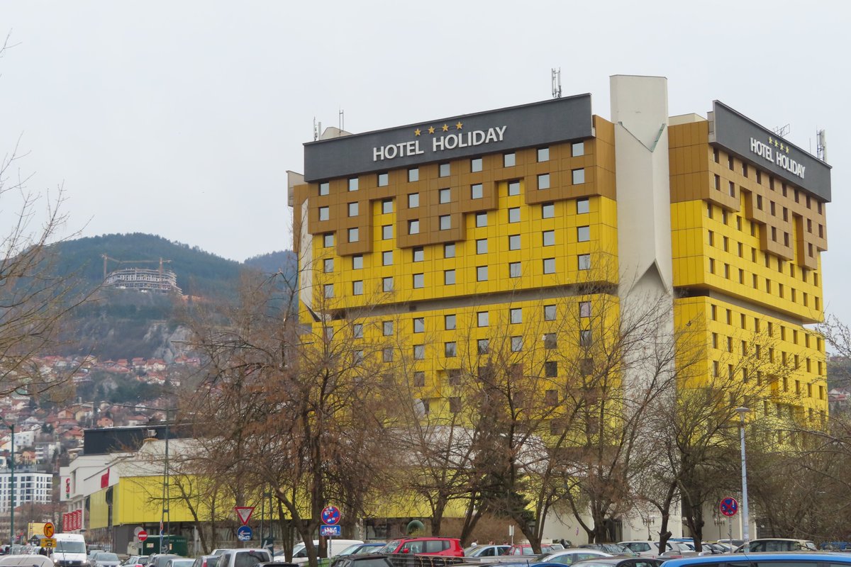 yorkshireladtv's tweet image. @BowenBBC I thought there might have been a blue plaque! We did look. Rumour has it you once shipped in some decent Italian wine onboard a UN Transport plane from Ancona! True? Tomorrow Mostar, scene of your amazing report from the bridge #BrilliantWarReporter #Respect #nowindow