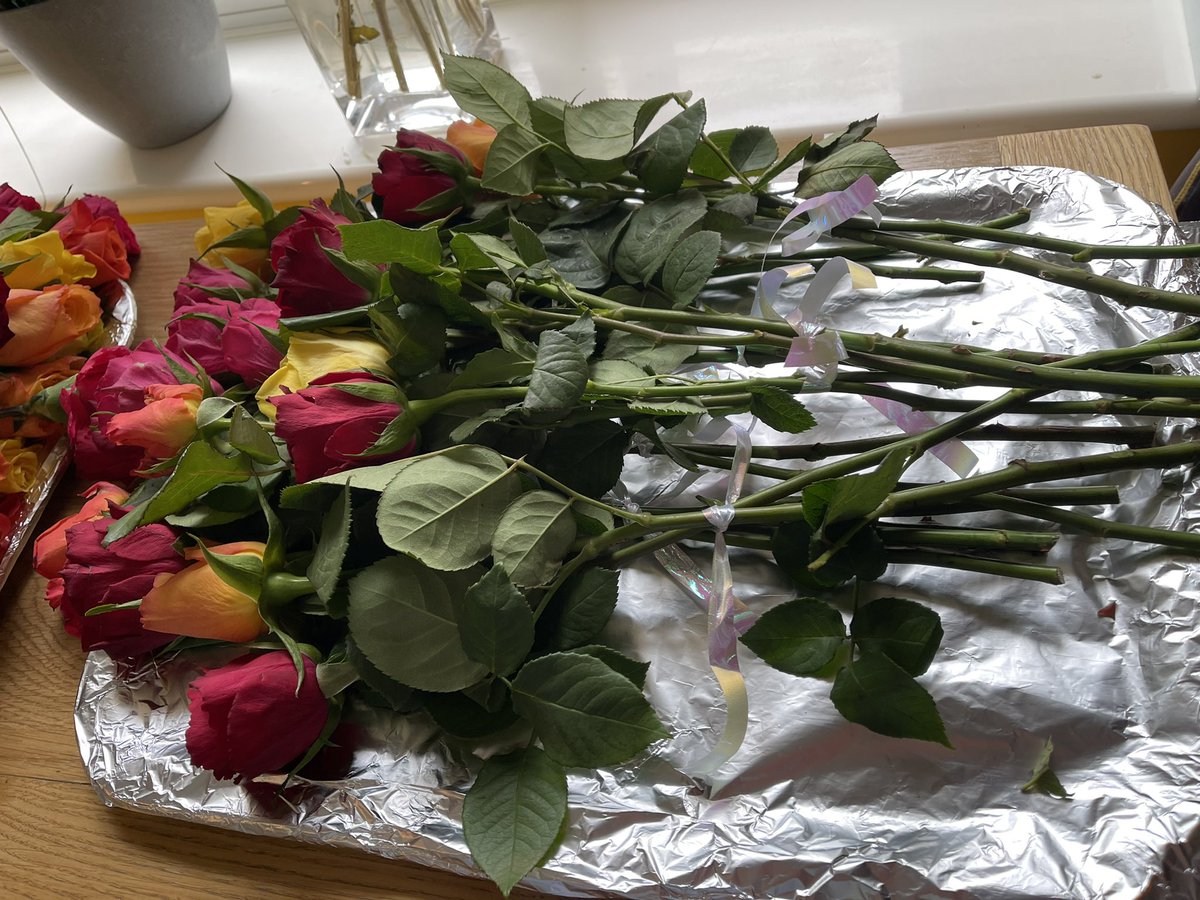 MalouOrtz's tweet photo. @blackswancare  #MotheringMonday  at The Beeches we are celebrating mothers day 🌸on a Monday with an  acoustic serenade , coffee and cupcakes and our lovely residents have been given long  stemmed roses 🌹 #MothersDay 🌸♥️ https://t.co/7ntOxylgpN
